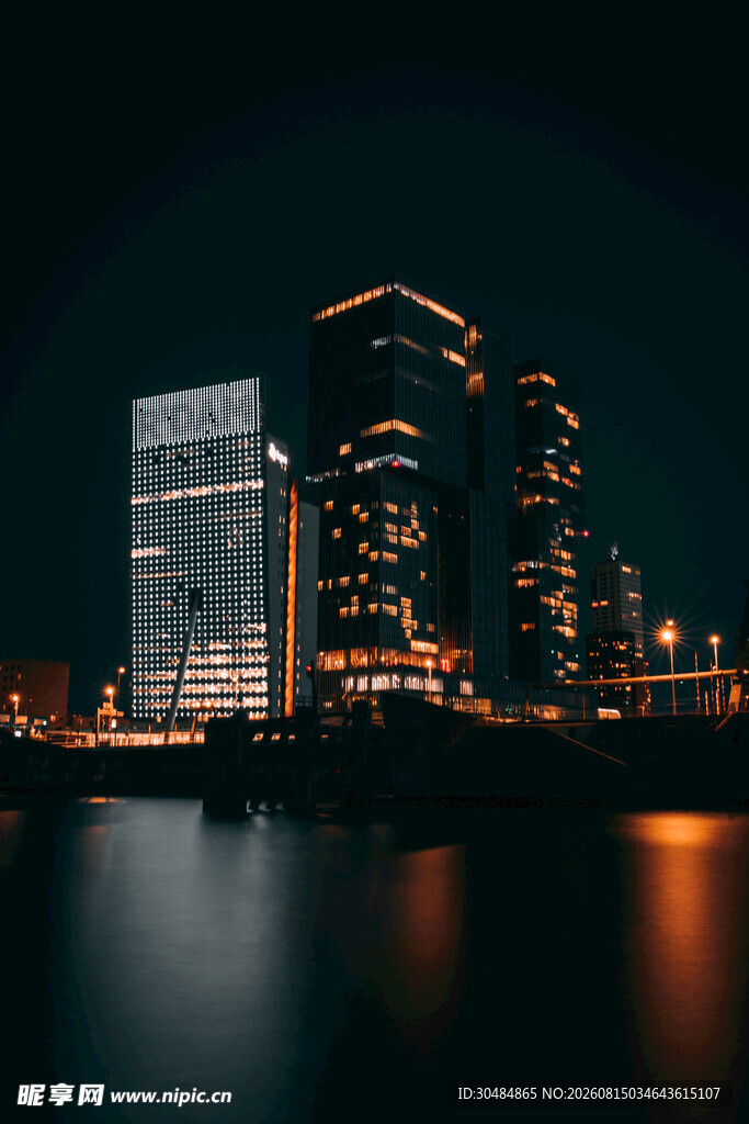 城市夜景下的璀璨建筑群