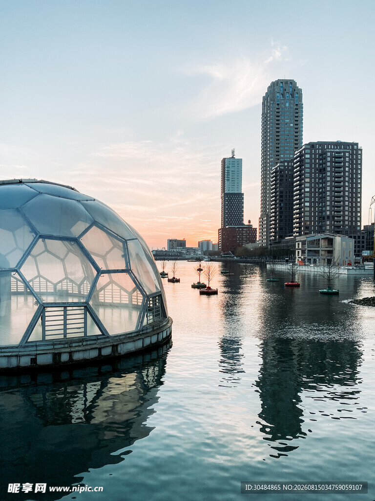 水上透明圆顶建筑与城市景