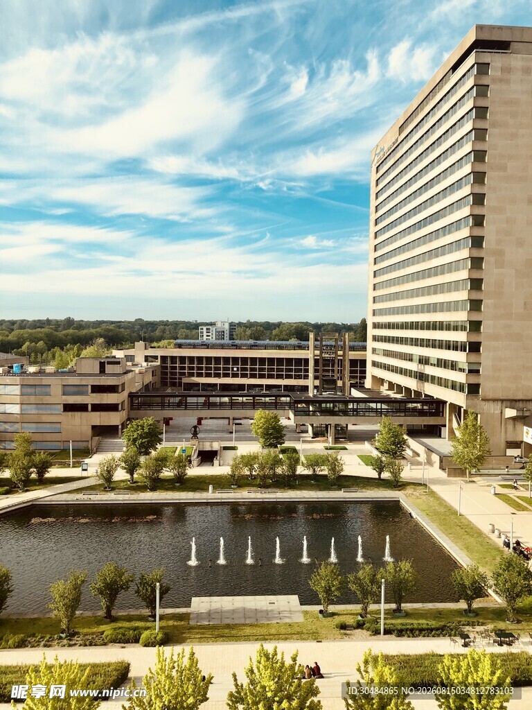 城市高楼旁的开阔景观