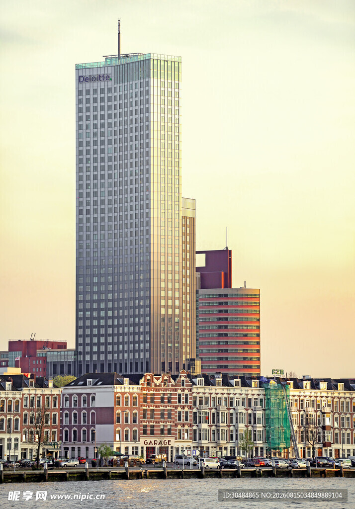 城市河畔高楼黄昏景致