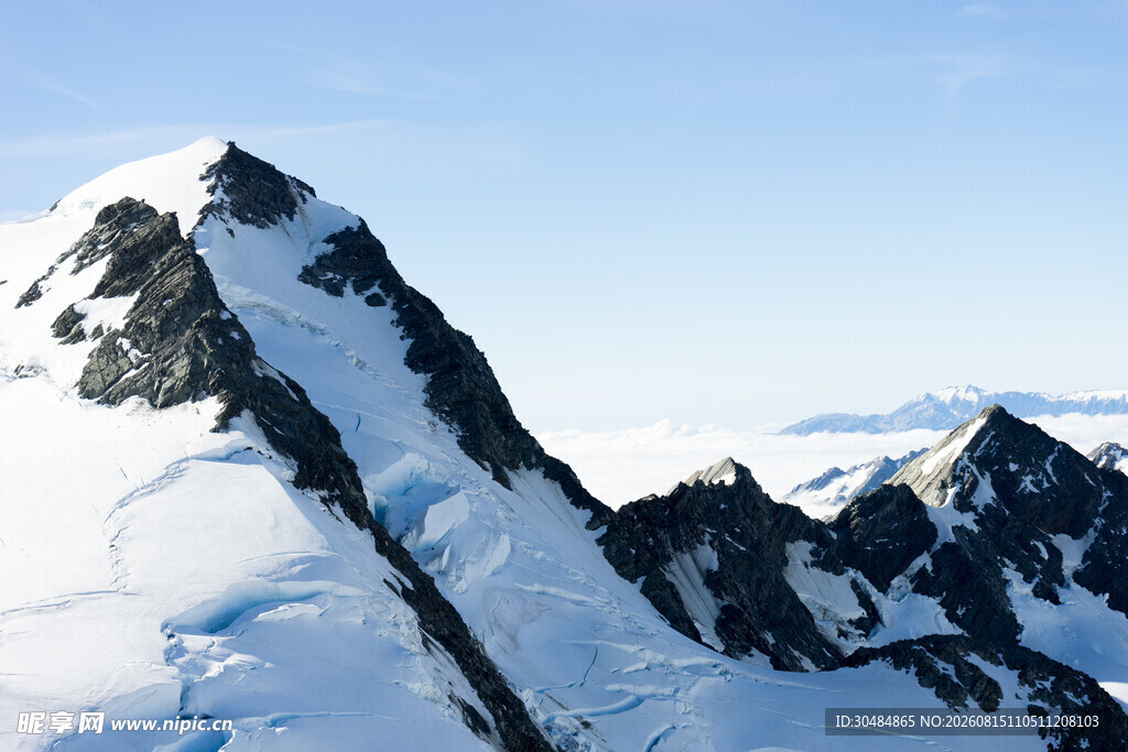 巍峨雪山壮丽景致