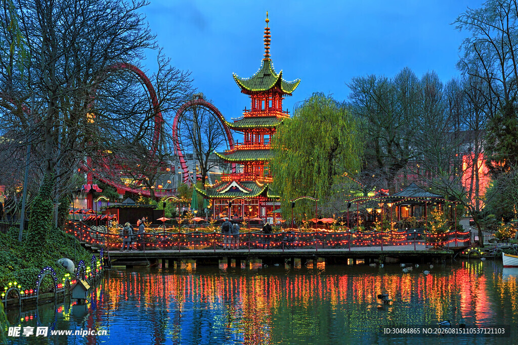 梦幻游乐园夜景中的中式建筑