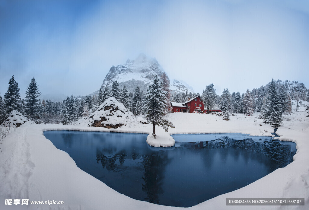 冬日静谧雪景中的湖畔小屋