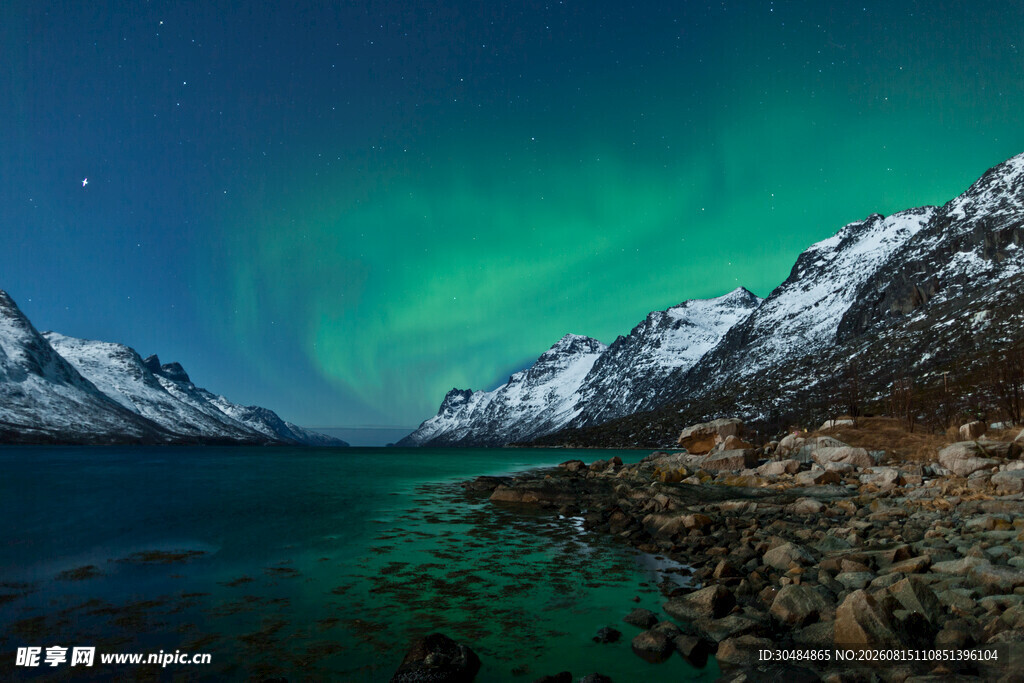 北极圈极光下的山海美景