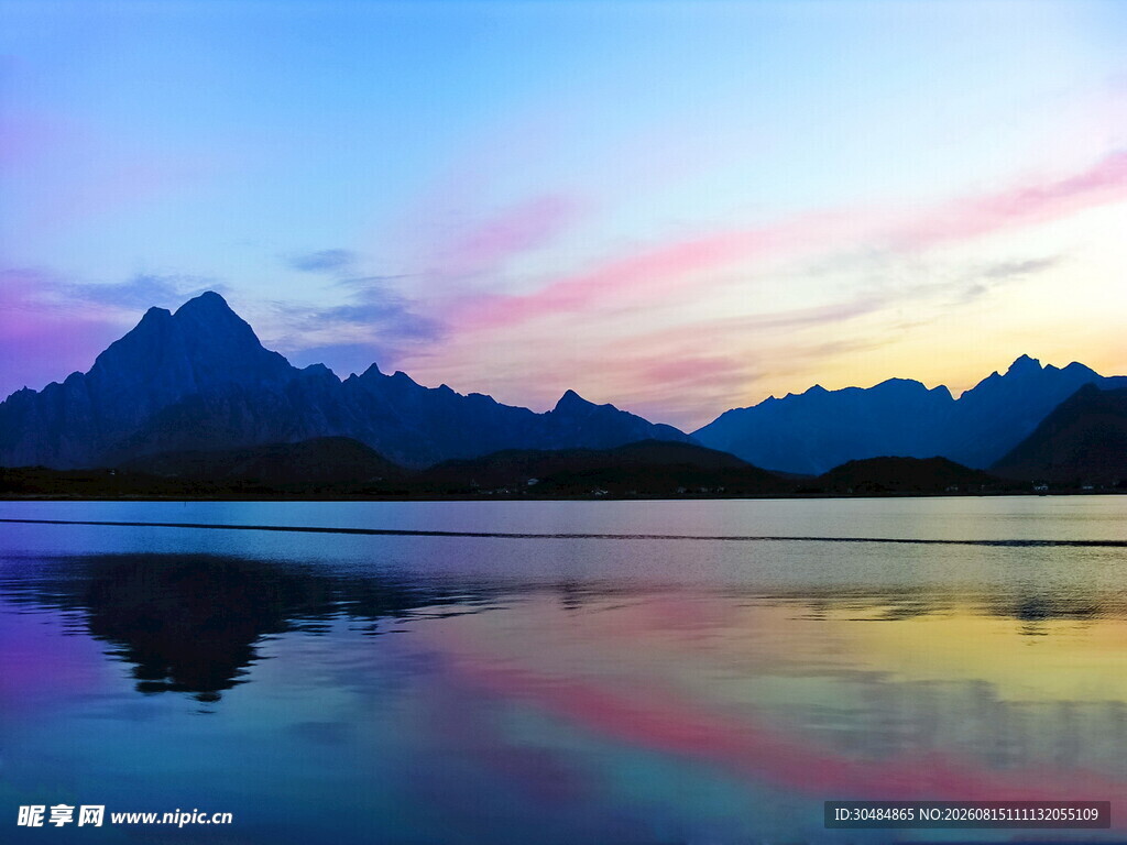 湖畔山色间的梦幻黄昏