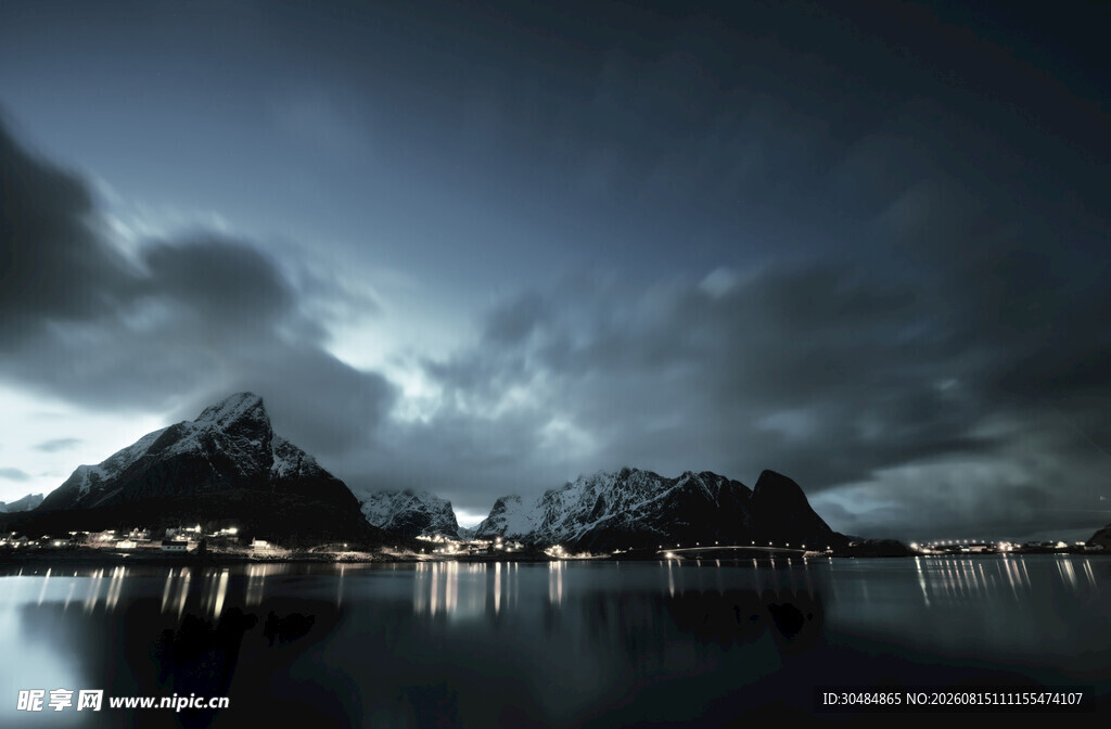 夜幕下的山峦与静谧湖水