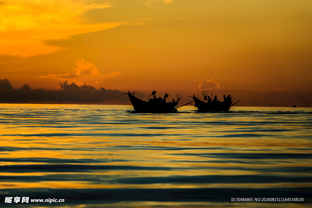 海上夕阳下的船只剪影