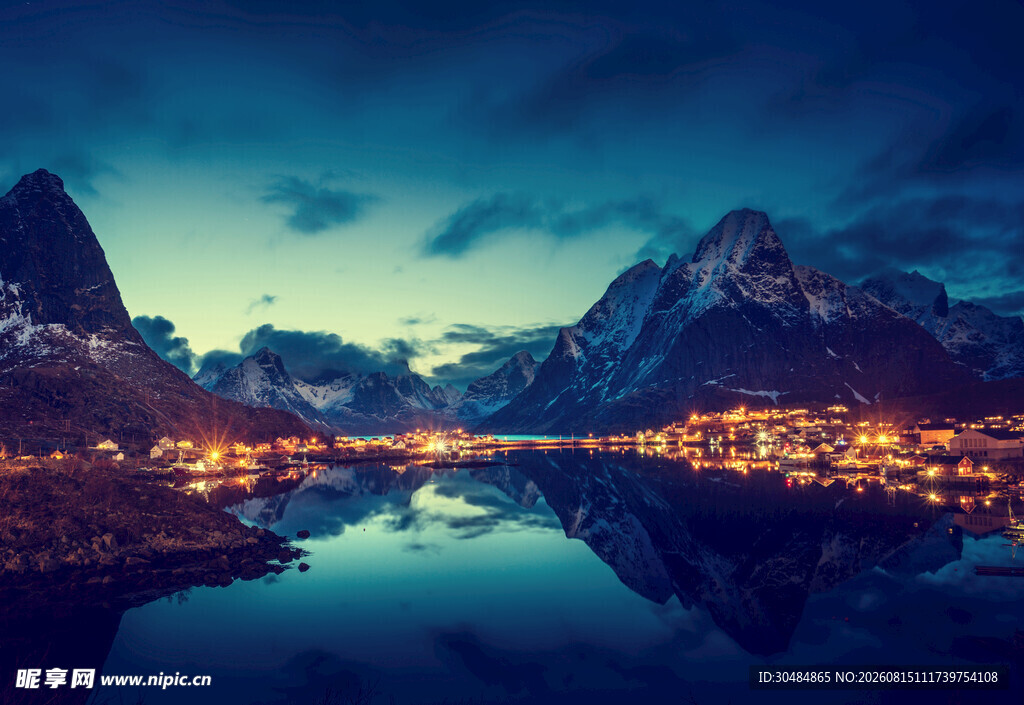 静谧山水夜景的梦幻倒影