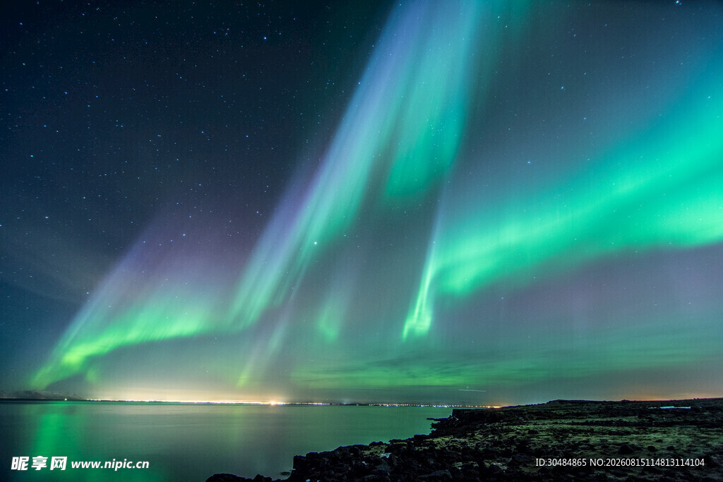 夜空中绚烂的北极光美景