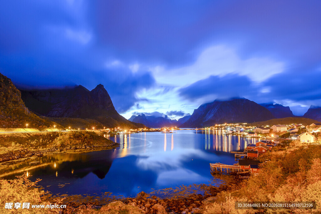 宁静湖畔的黄昏山水美景