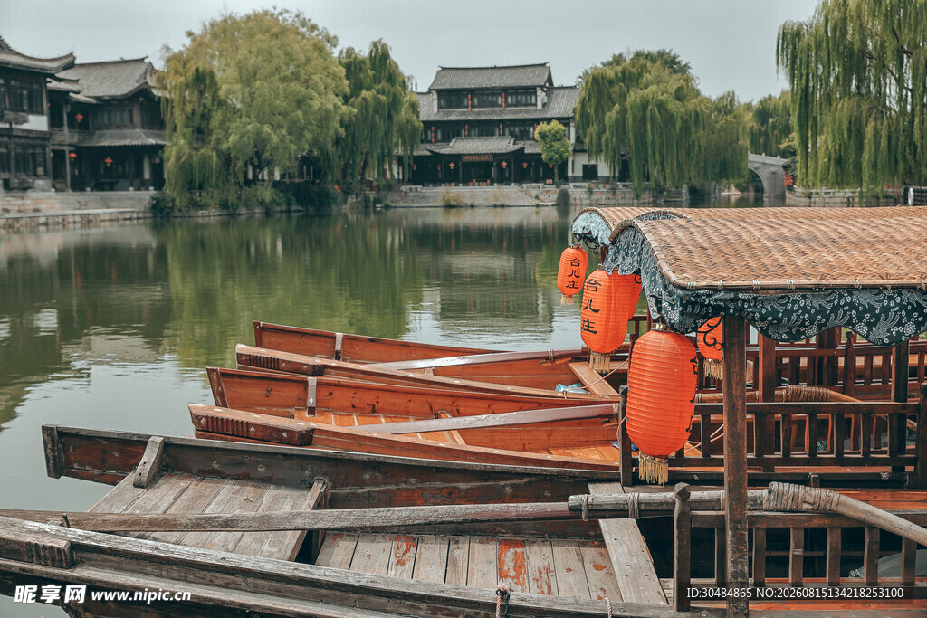 台儿庄古城运河摇橹船