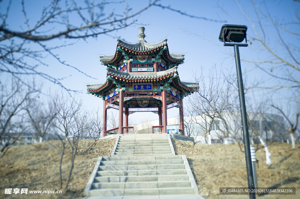 中式古亭立于开阔之地