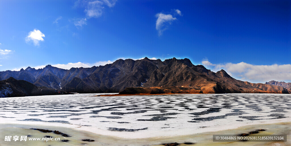 壮丽盐湖与远山美景