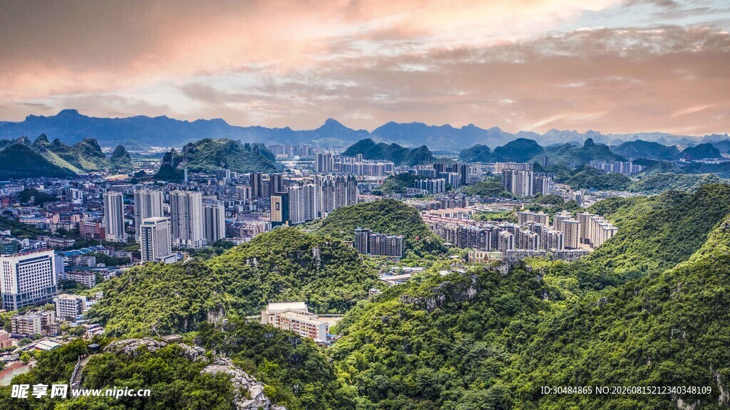 广西柳州驾鹤山全景风光