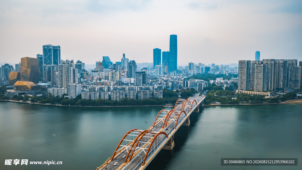 柳州跨江大桥与天际线