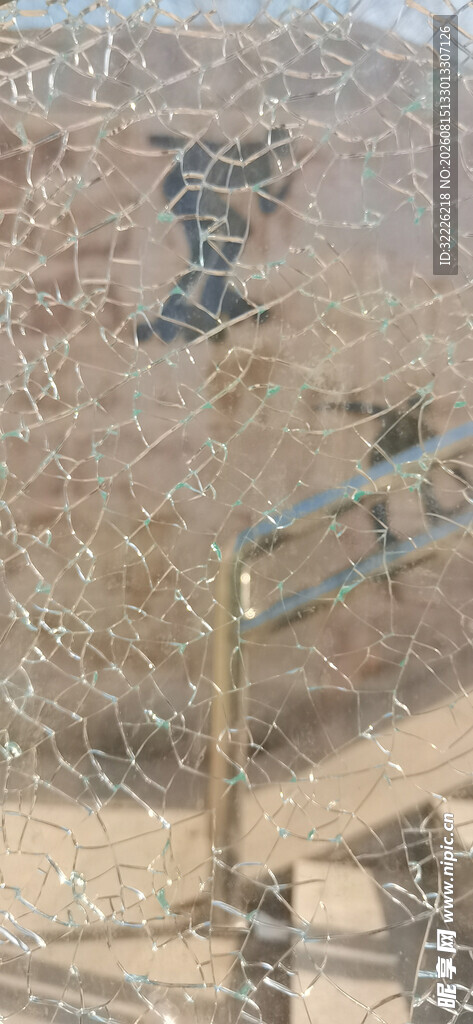 钢化玻璃碎裂