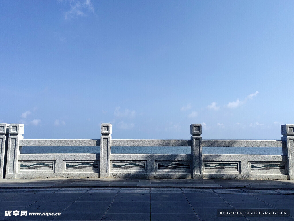 海边护栏与广阔海景