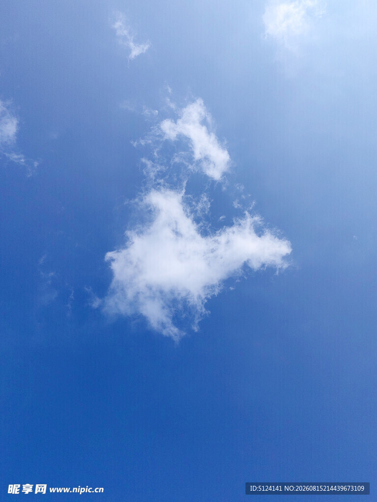 蓝天中的白云