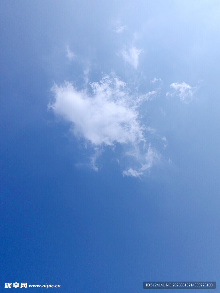 蓝天中的一朵白云