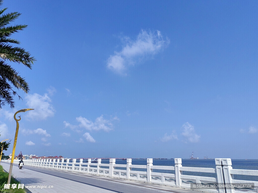 海滨白色护栏旁的漫步道