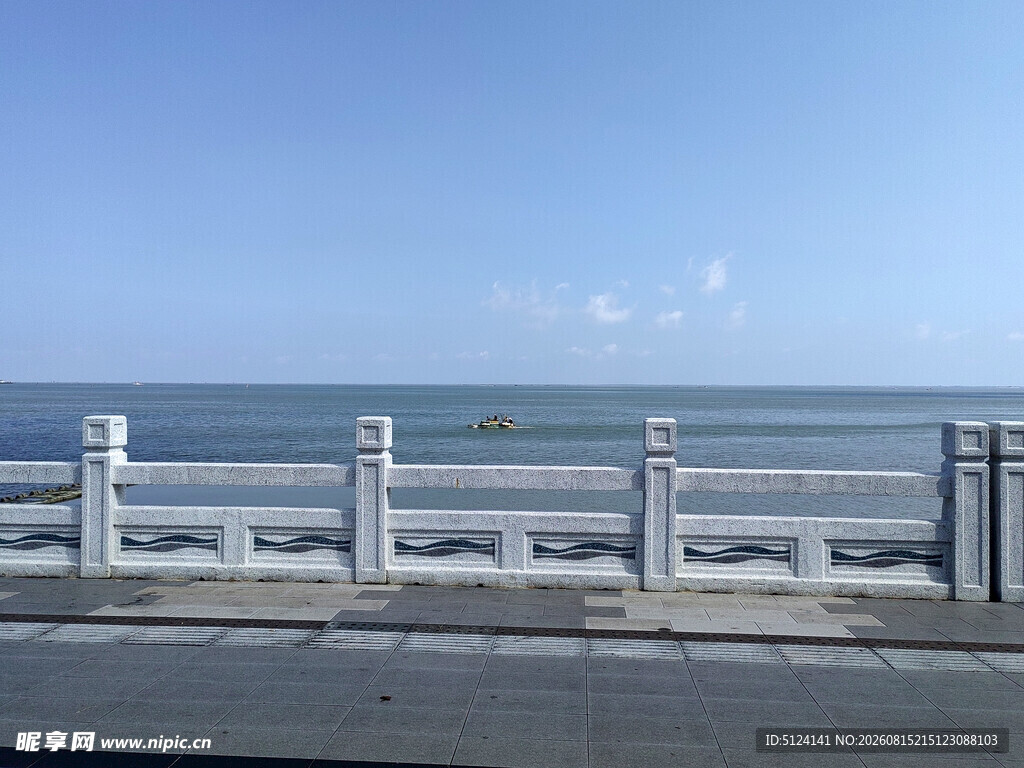 海边护栏旁的开阔海景