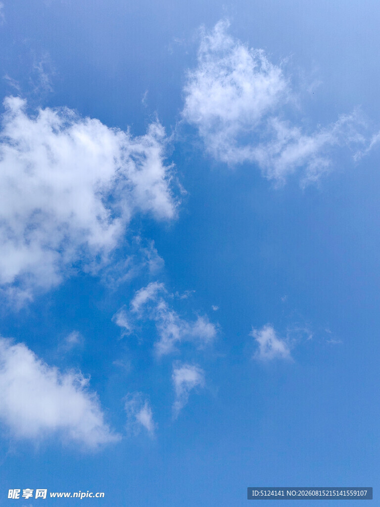 蓝天飘白云