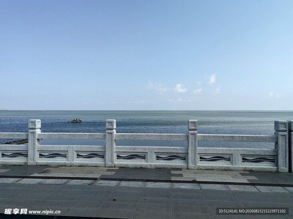 海边护栏旁的开阔海景