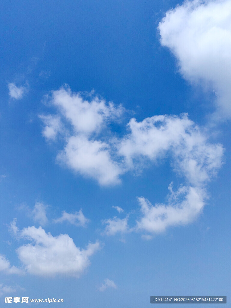 蓝天飘白云