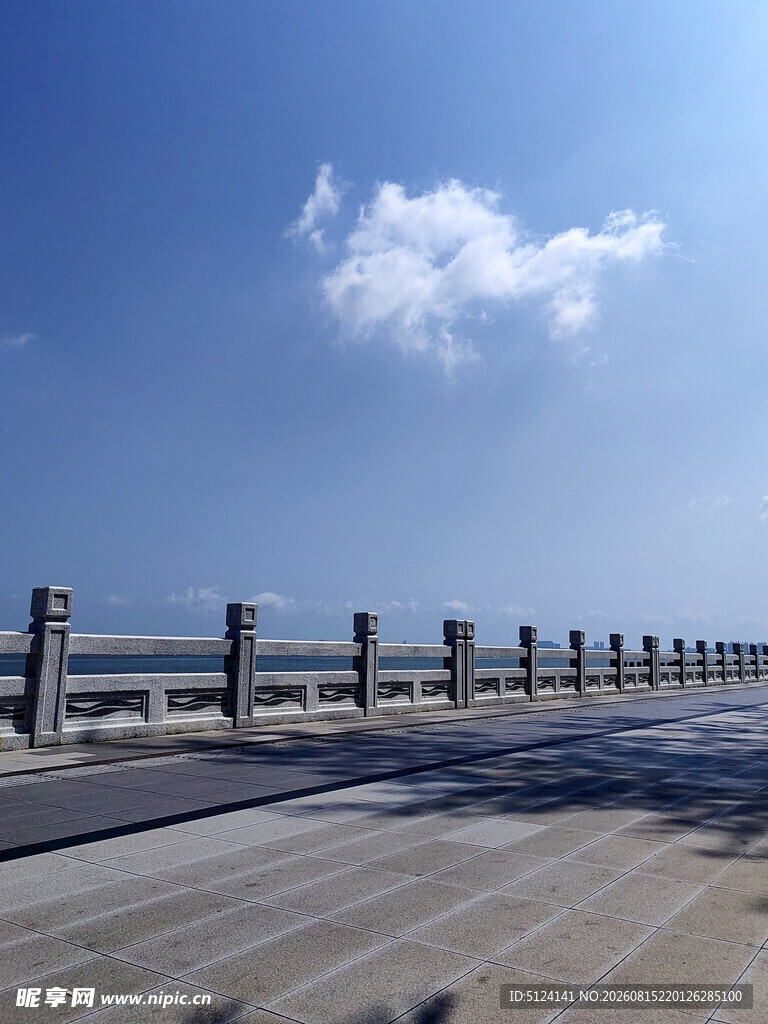 蓝天白云护栏景
