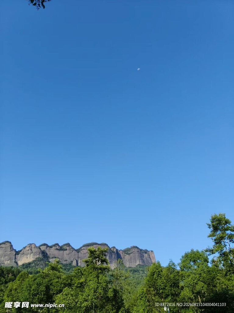 绿树蓝天月空