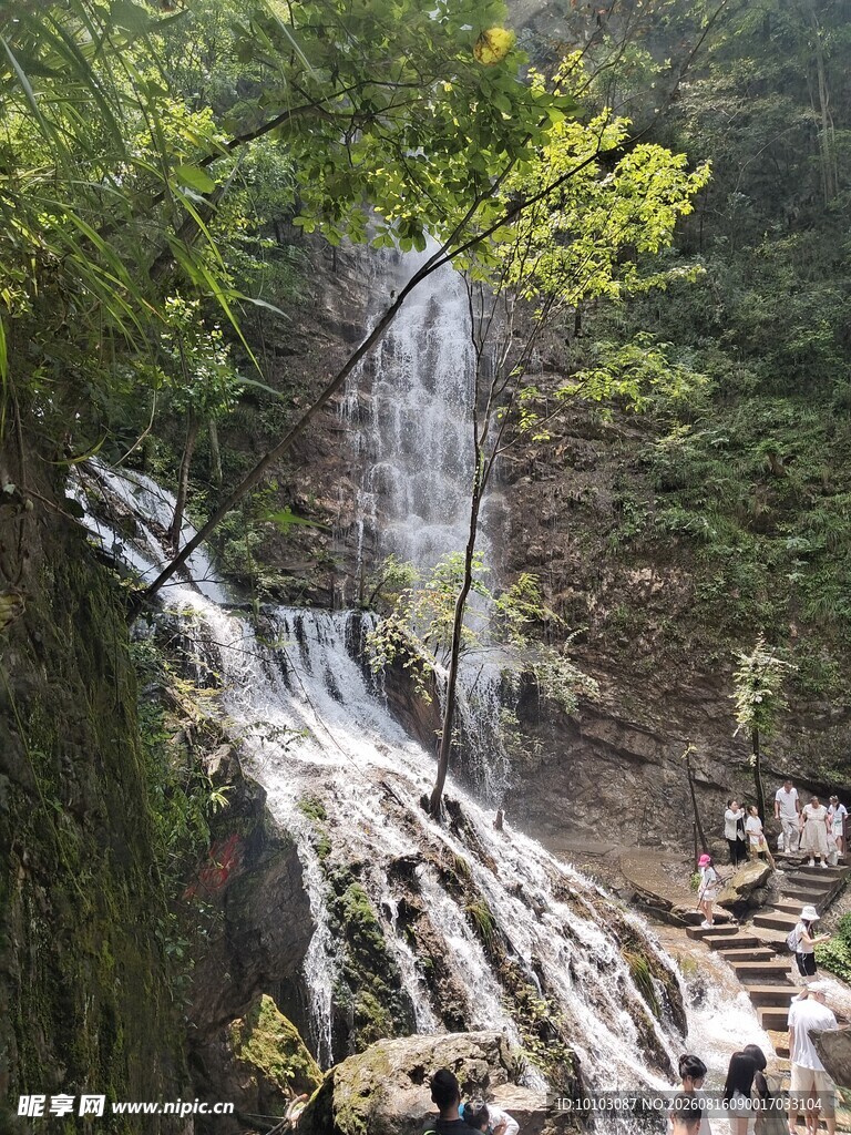 山林间的秀丽瀑布景观