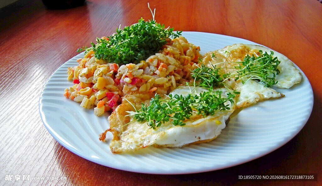 美味蛋包饭配蔬菜