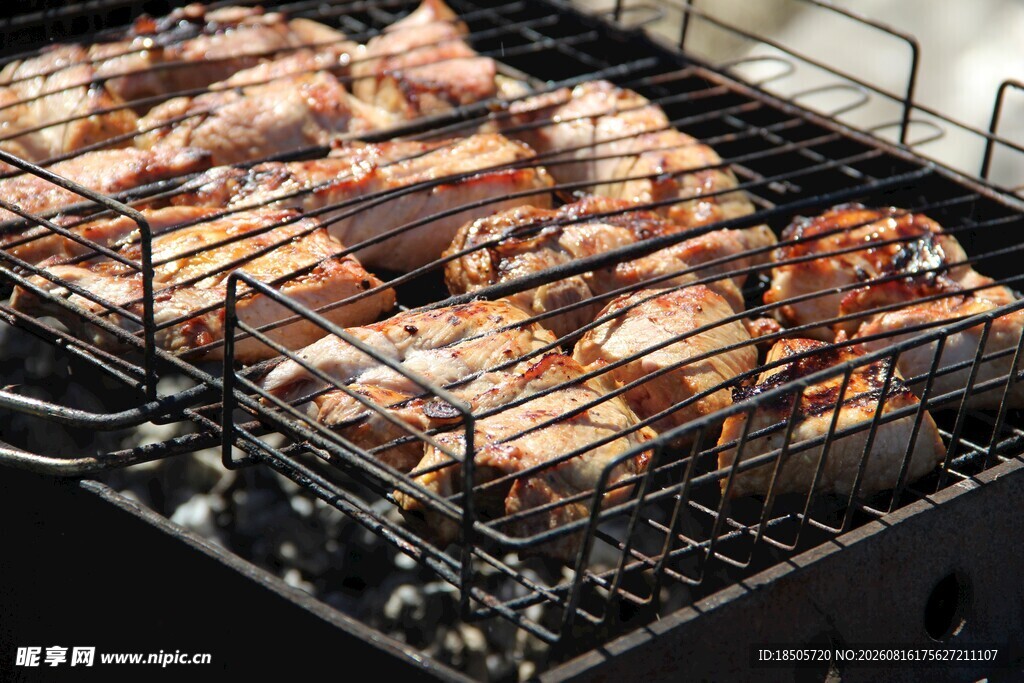 烤架上的美味烤肉