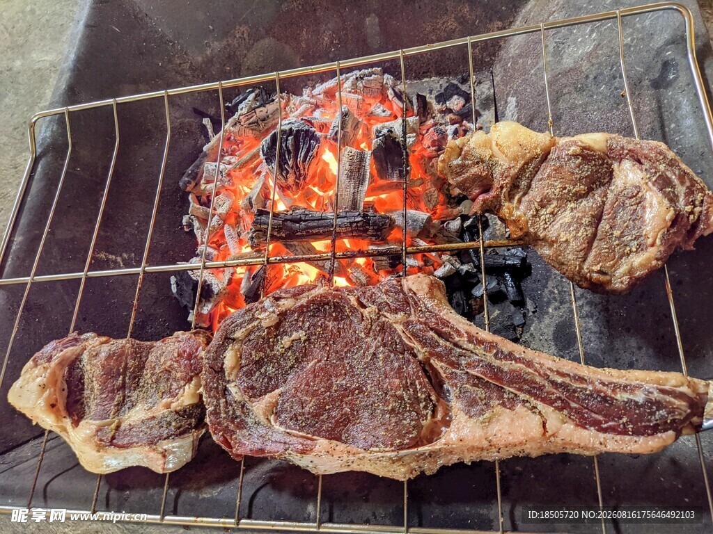 炭火上烤制的美味牛排