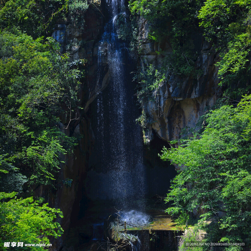 山林间的清幽瀑布景观