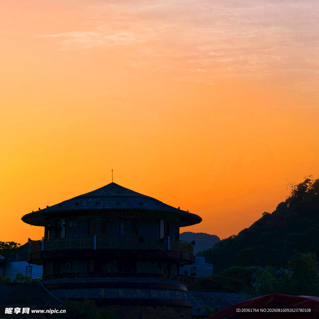 夕阳下的古朴楼阁