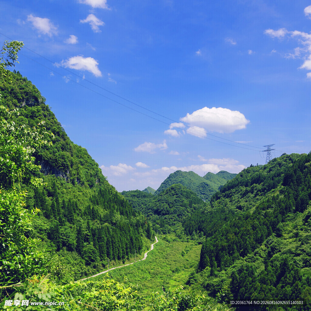 青山翠谷间的秀丽风光