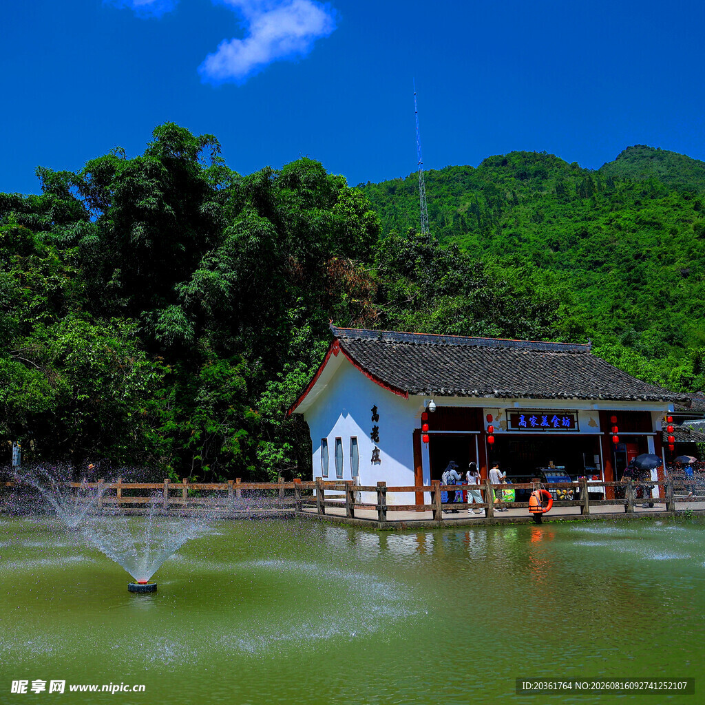 湖畔小屋与喷泉景观