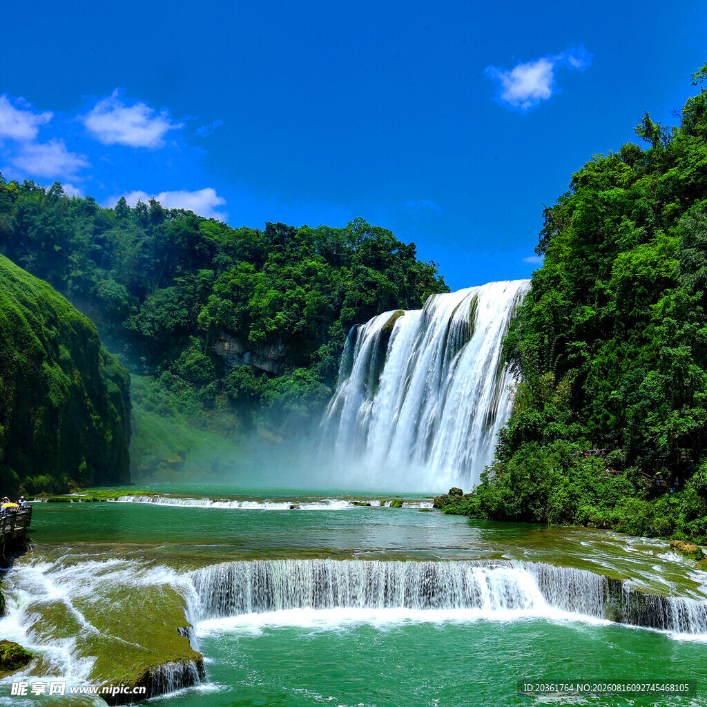 壮丽瀑布与翠绿山林美景