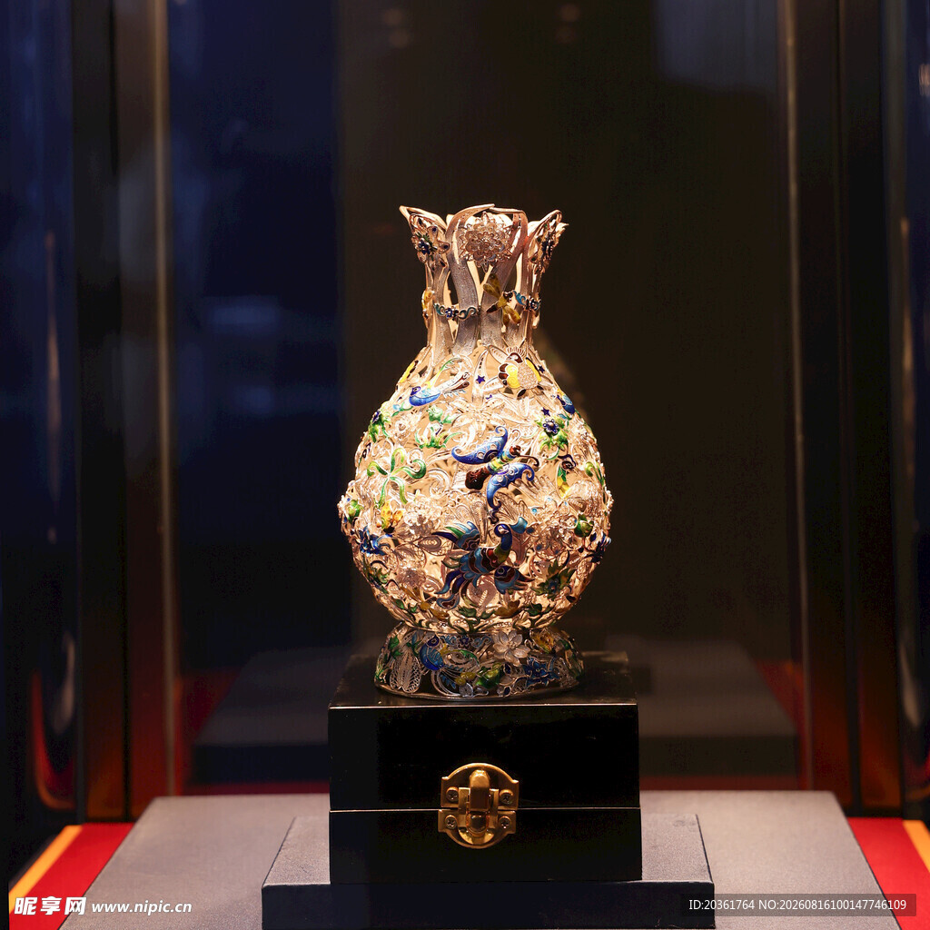 精美金花瓶展示