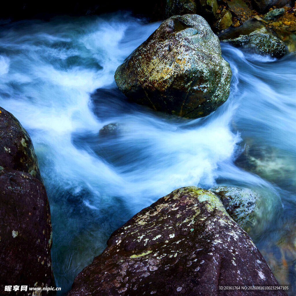 溪流中的多彩岩石与流水