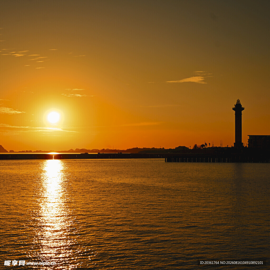 夕阳下的海面与远处灯塔