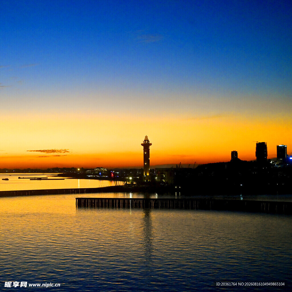 海滨城市日落美景