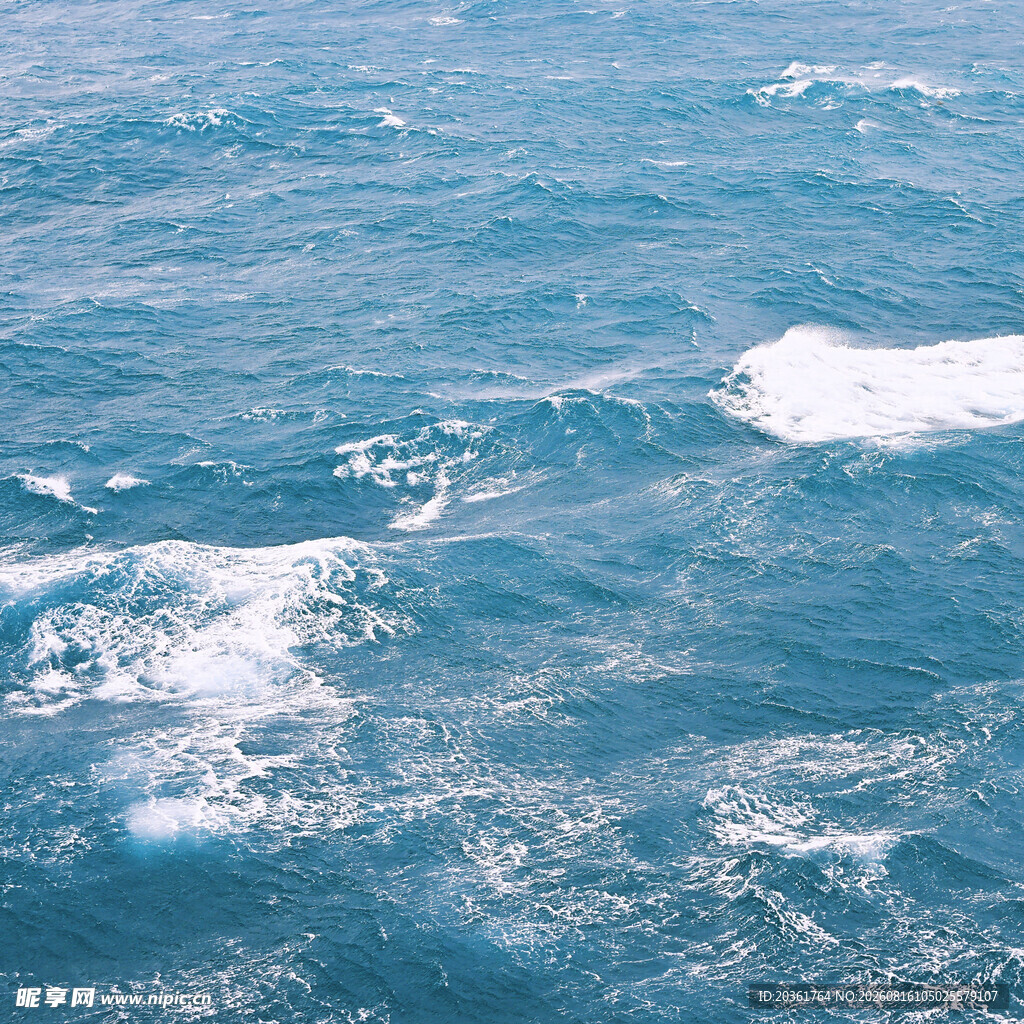 蓝色海洋中的白色浪花