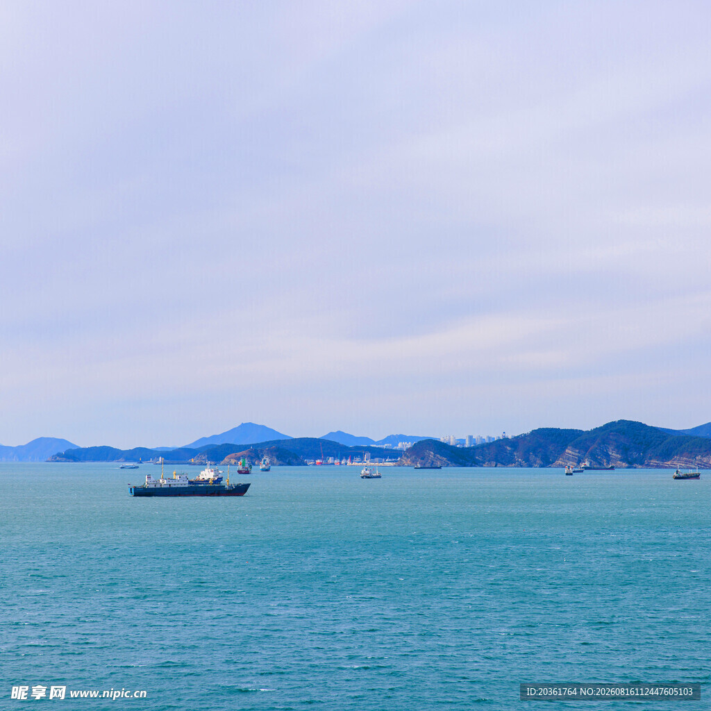 海上船只与远处山峦美景