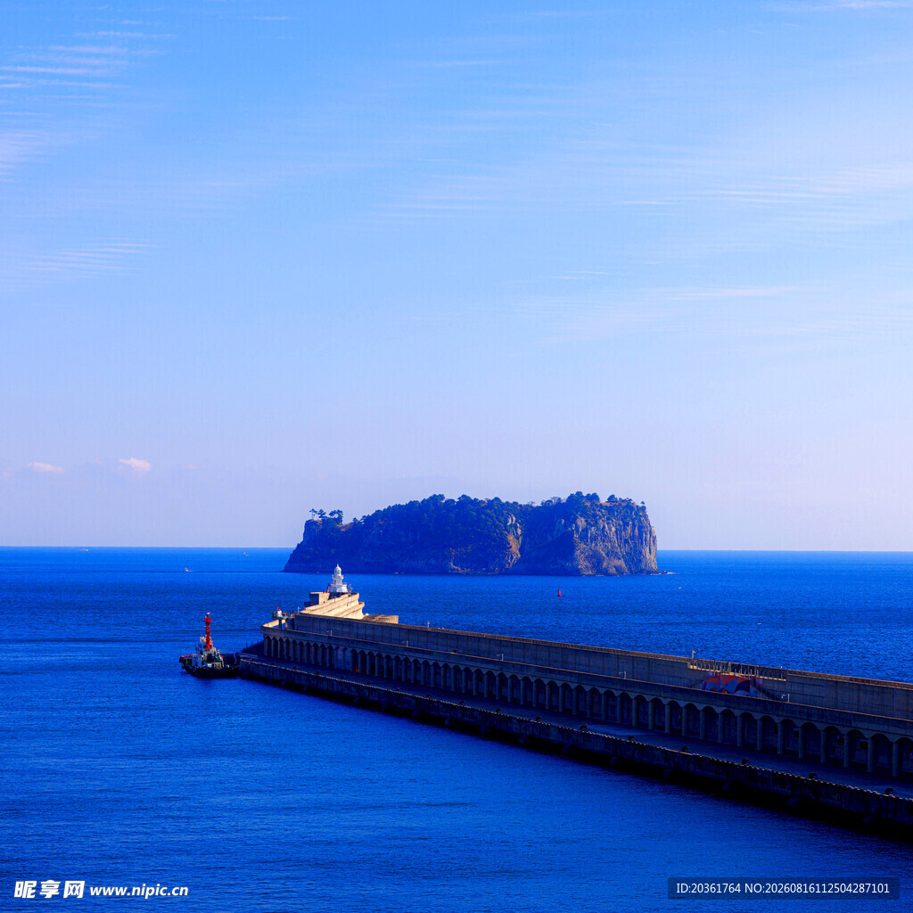 海上栈桥与远方岛屿