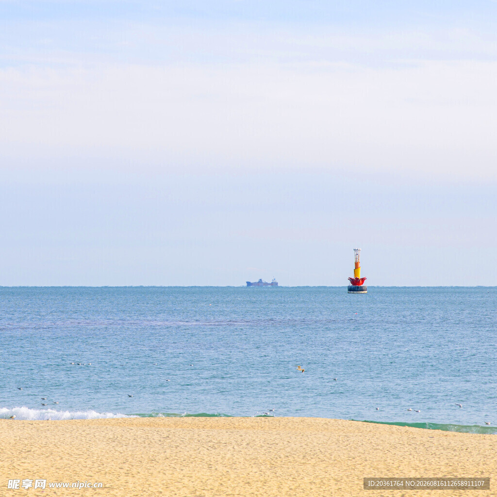海边沙滩与远处海上景象