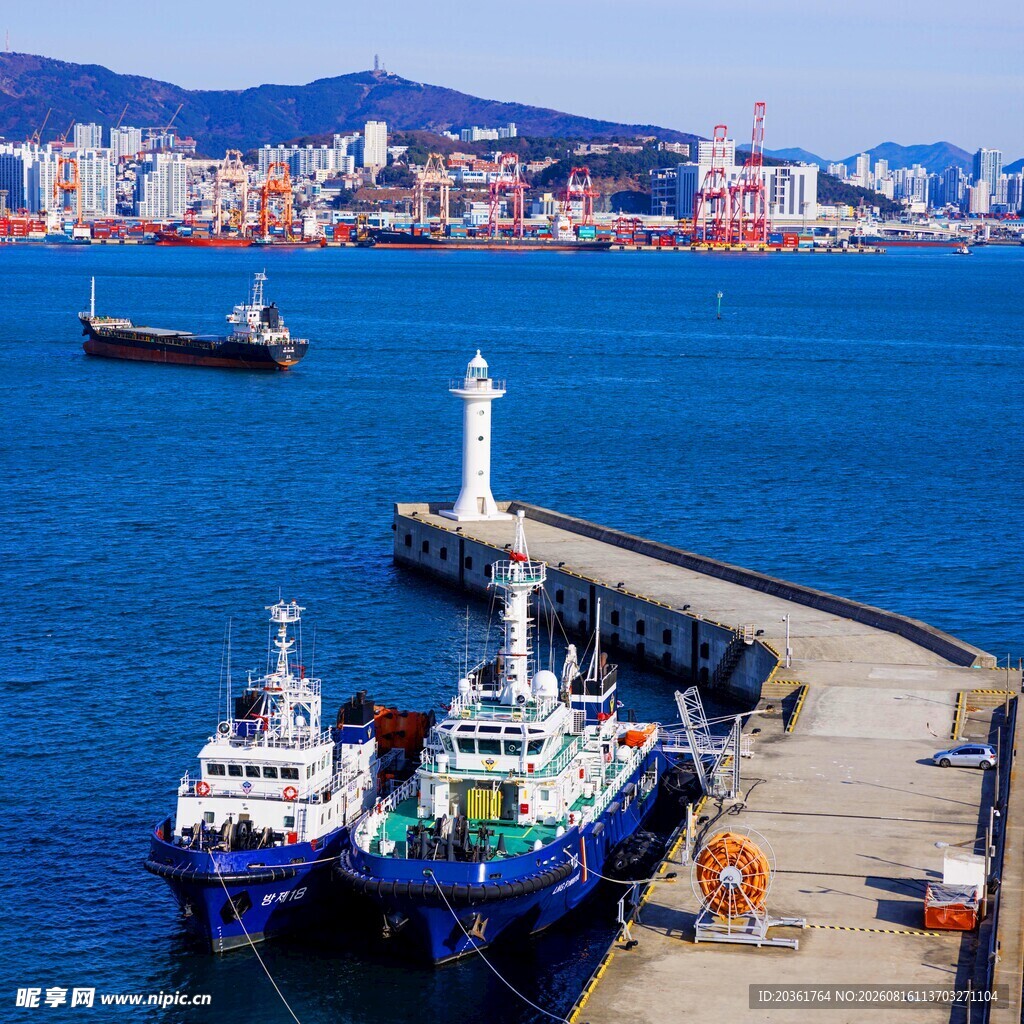 港口停泊的船只与城市景观