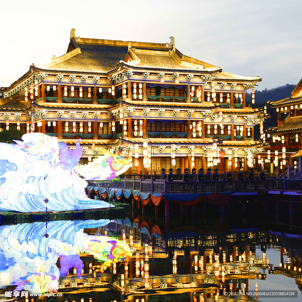 中式古典建筑夜景倒影