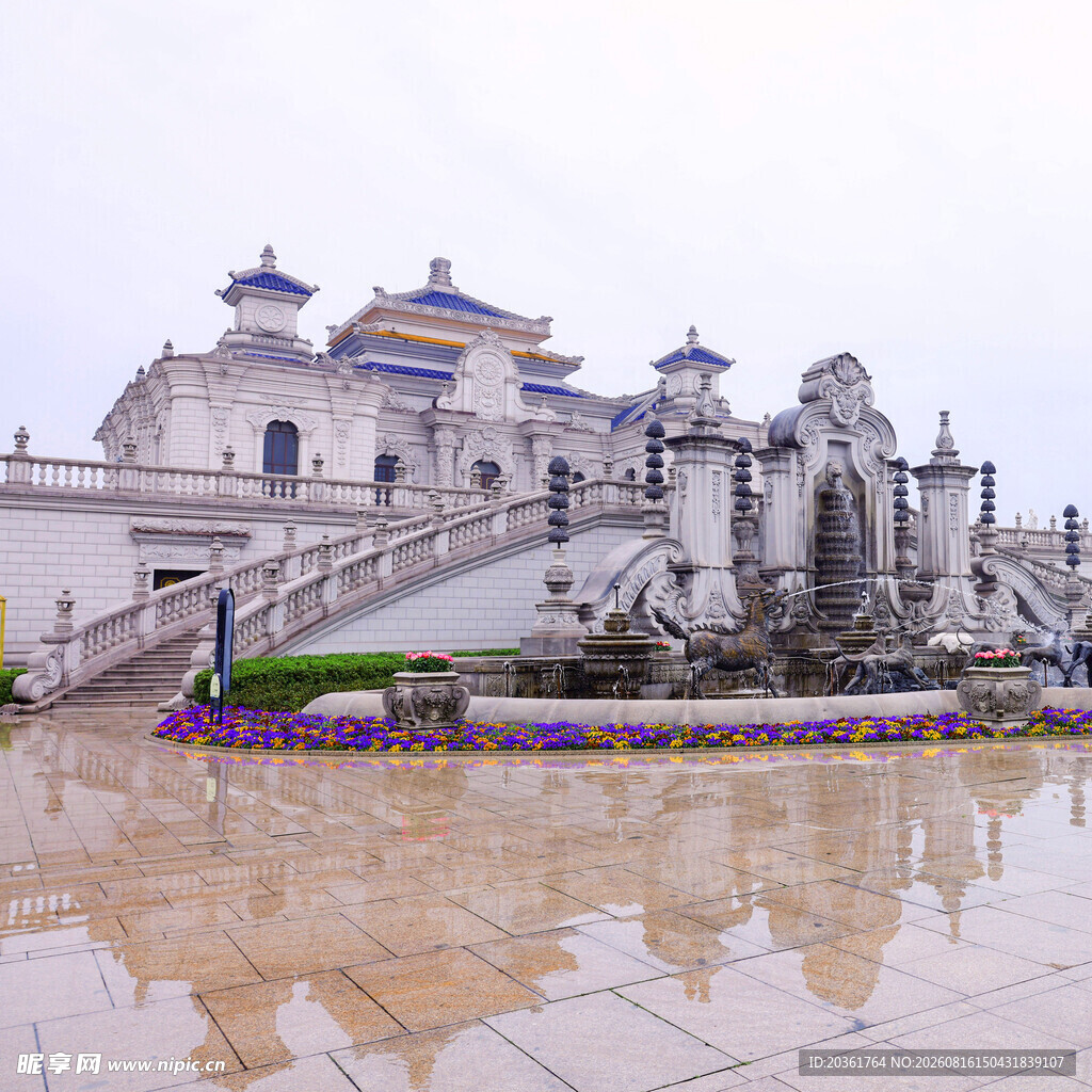 雨中宏伟庙宇建筑景观